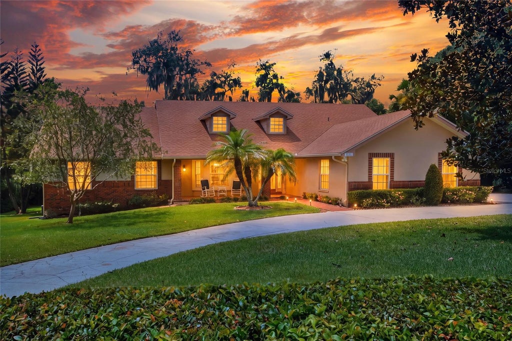 Photo of 1221 E Edgewood Dr, Lakeland, FL 33803 (MLS # L4964711)