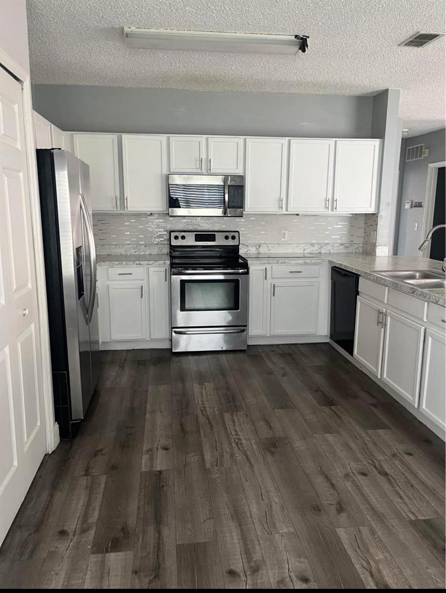 JASMINE POINTE AT CRESCENT LAKES - Residential Lease