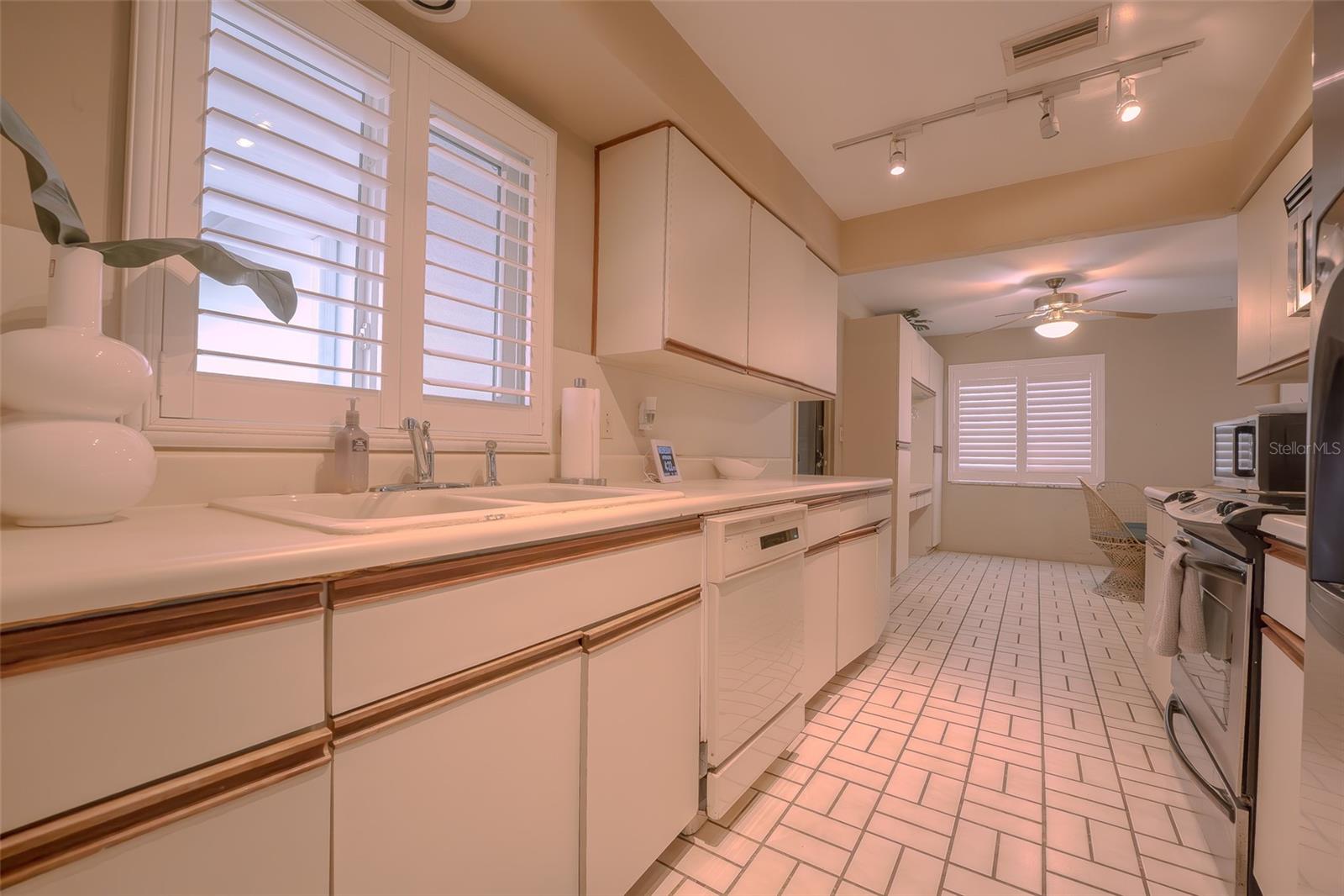 YACHT CLUB ESTATES - Residential