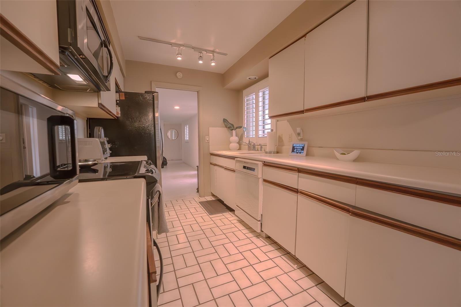 YACHT CLUB ESTATES - Residential