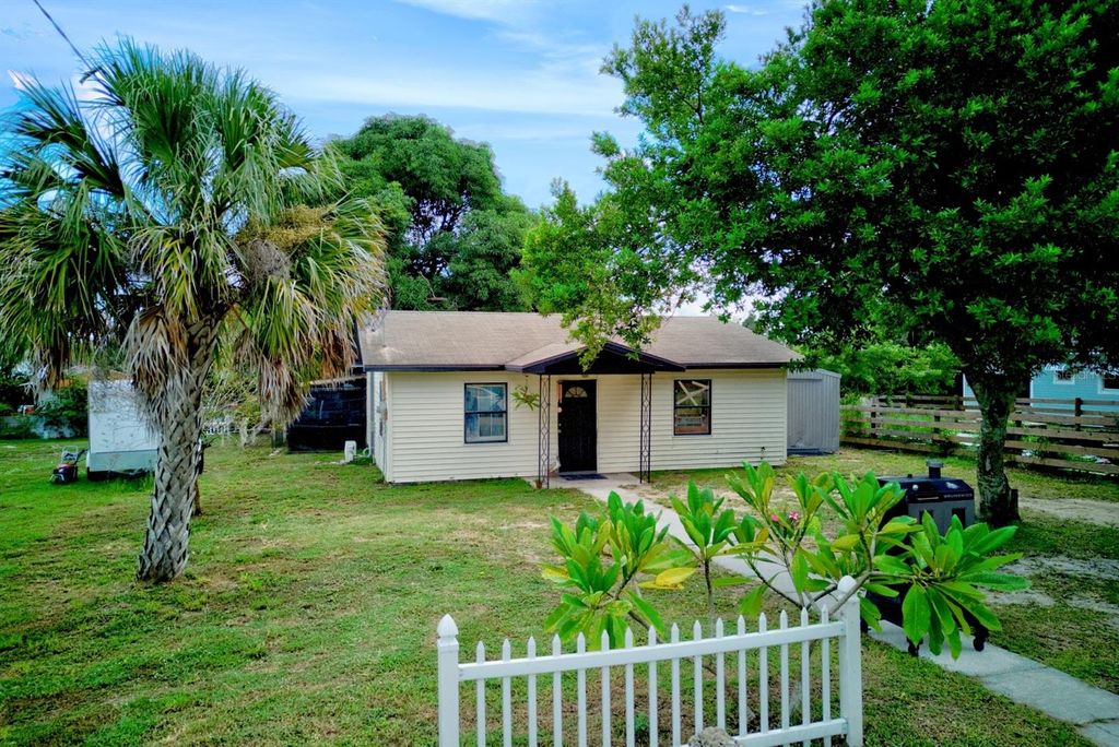 Photo of 131 Wiggins Avenue, Avon Park, FL 33825 (MLS # L4956292)