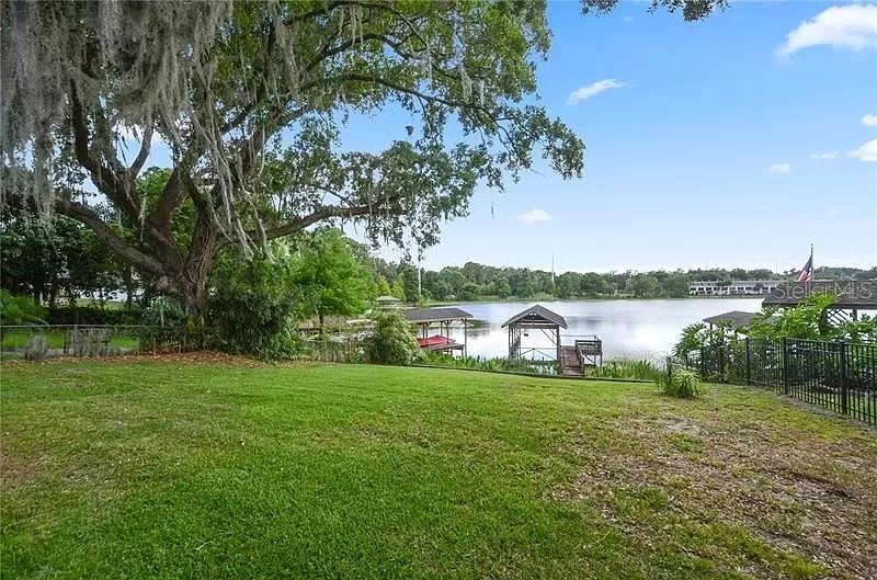 703 E LAKESHORE DRIVE