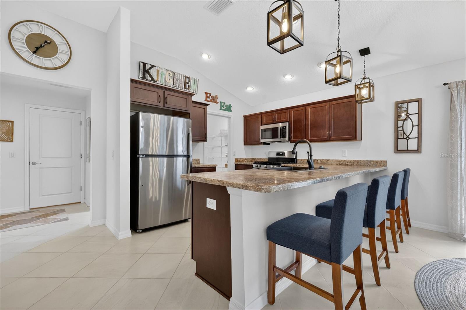 1942 DETWILER LANE