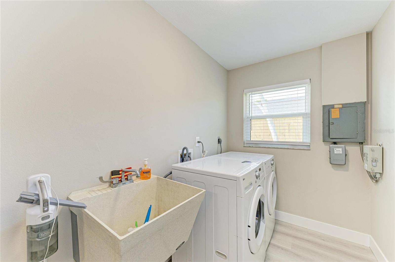 GLEN OAKS COUNTRY CLUB ESTATES - Residential