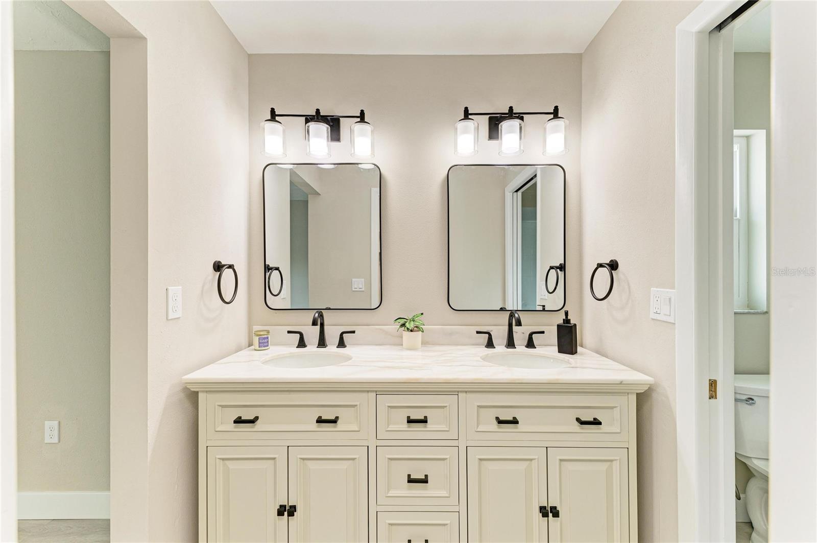 GLEN OAKS COUNTRY CLUB ESTATES - Residential