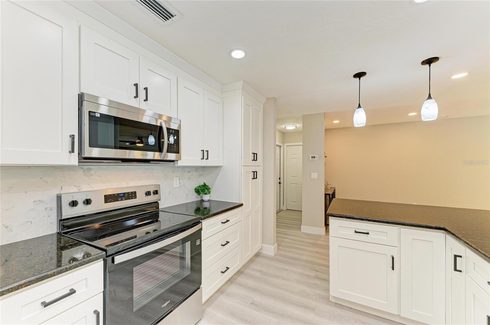 GLEN OAKS COUNTRY CLUB ESTATES - Residential