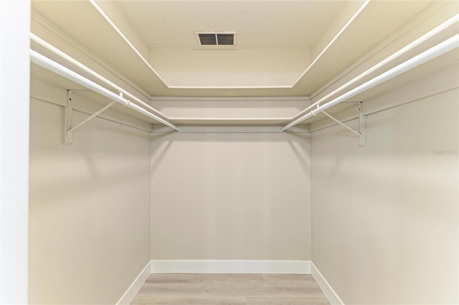 GLEN OAKS COUNTRY CLUB ESTATES - Residential