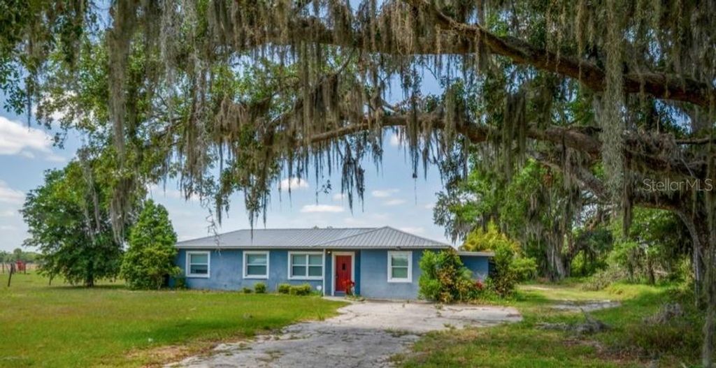 Photo of 11015 S County Road 39, Lithia, FL 33547 (MLS # TB8377957)