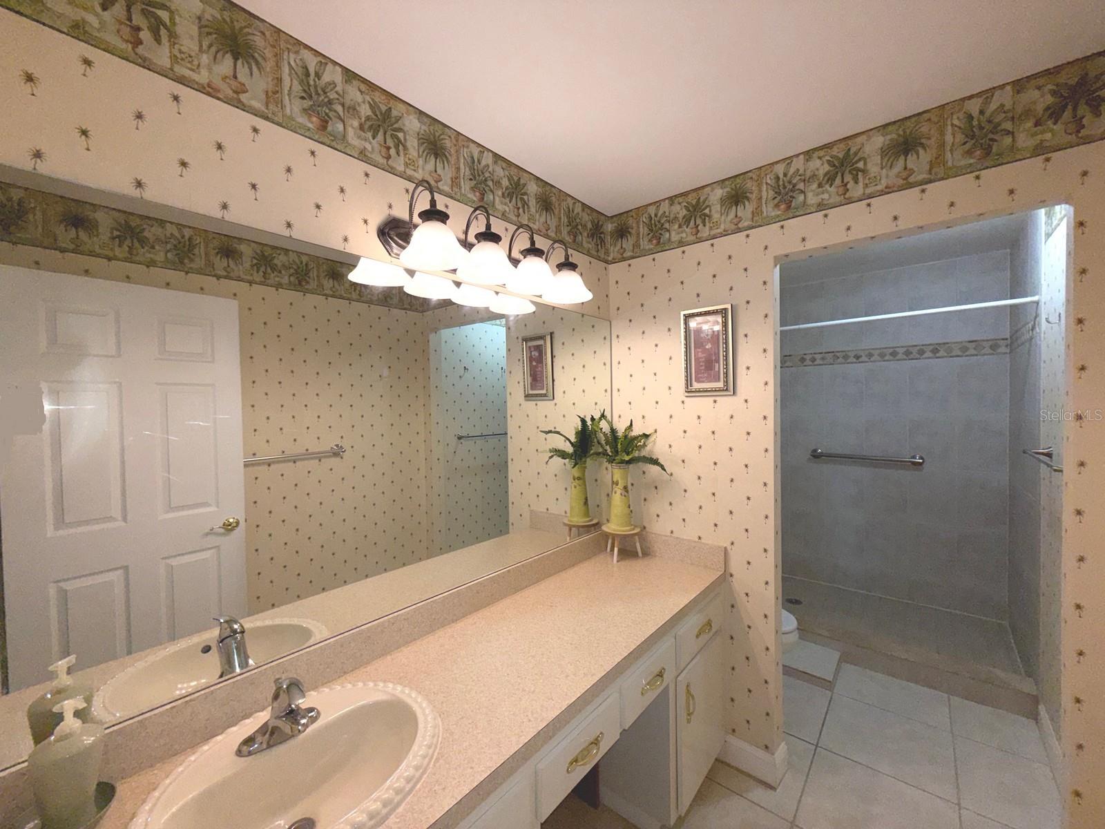 HARBOUR CLUB CONDO 2 - Residential