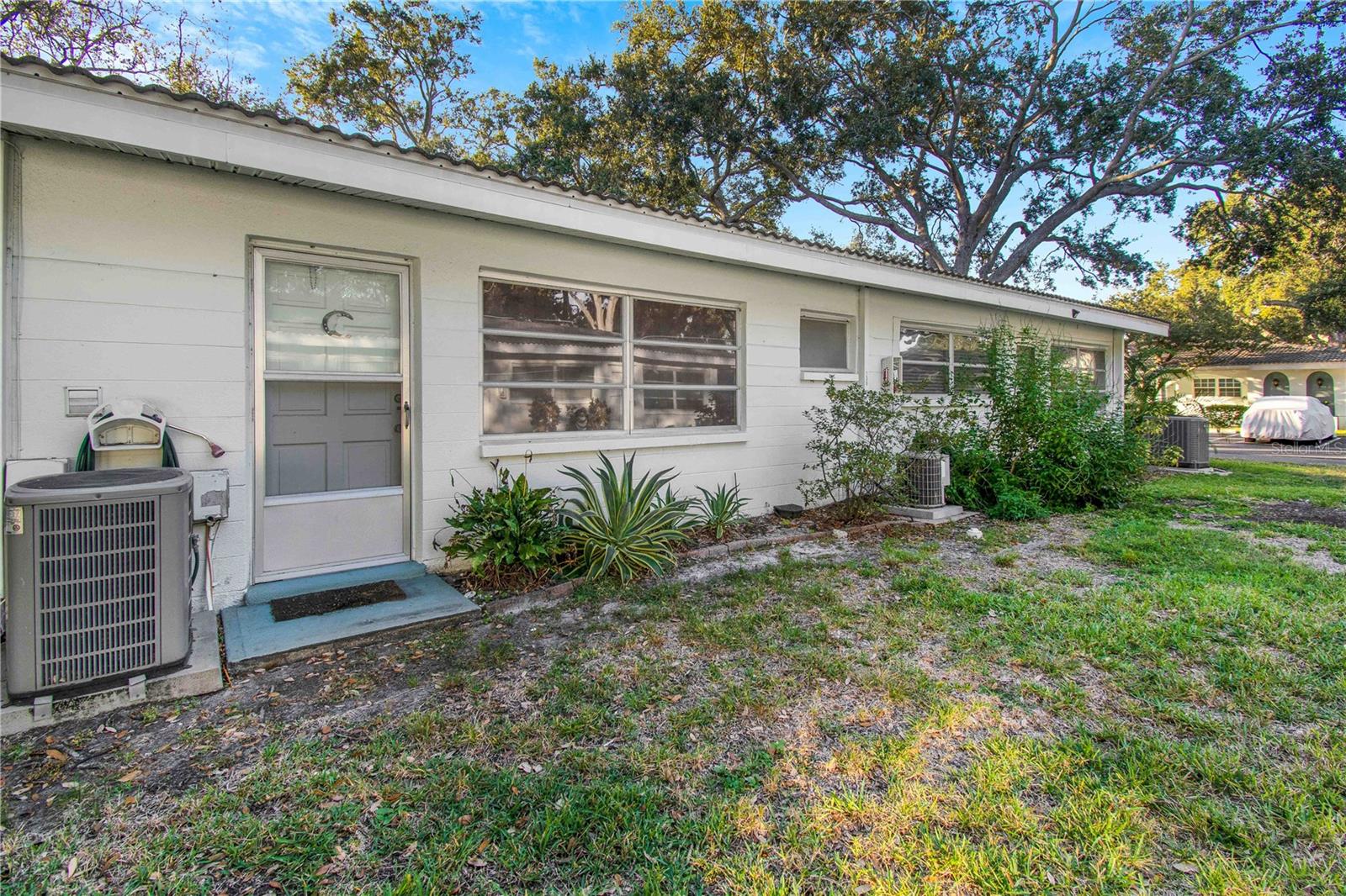 TWIN OAKS APTS - Residential