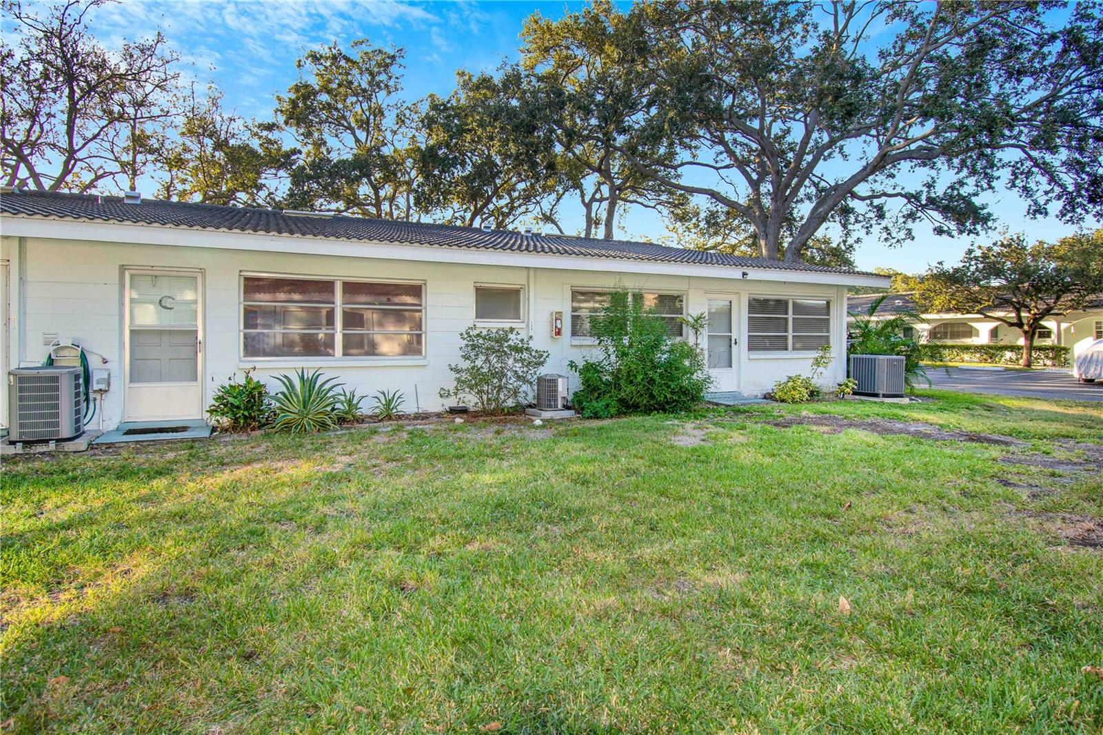 TWIN OAKS APTS - Residential