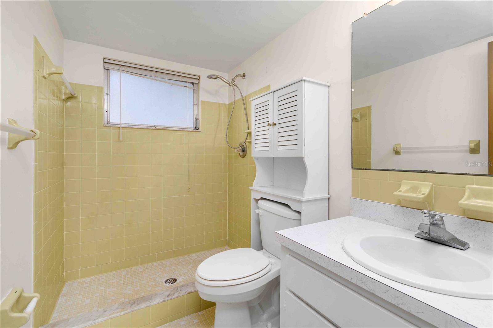 TWIN OAKS APTS - Residential