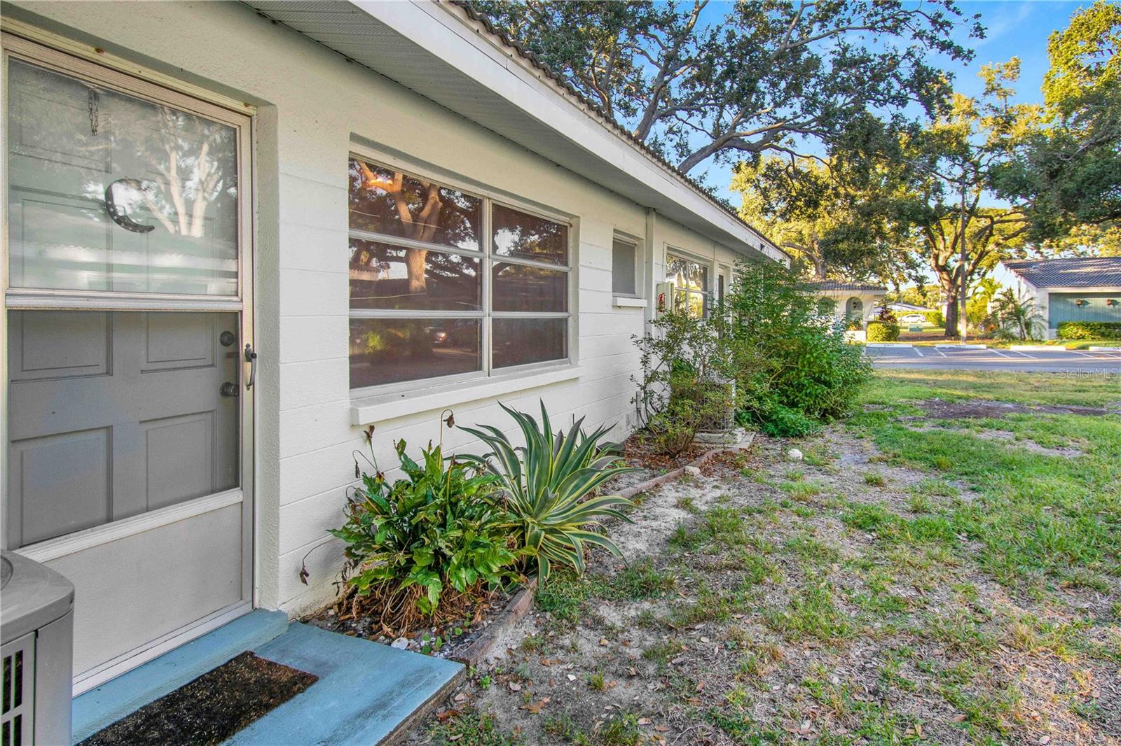 TWIN OAKS APTS - Residential