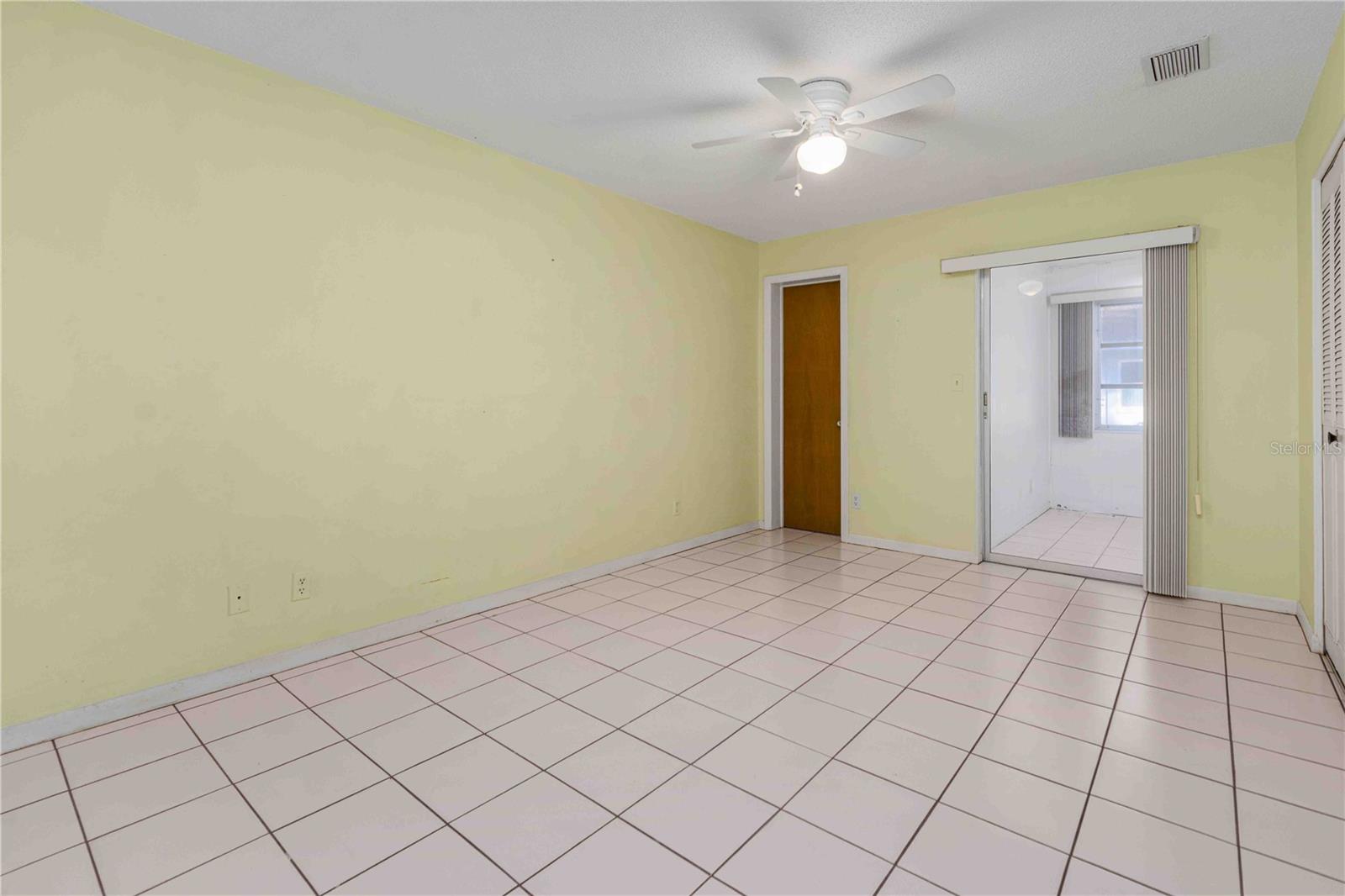 TWIN OAKS APTS - Residential