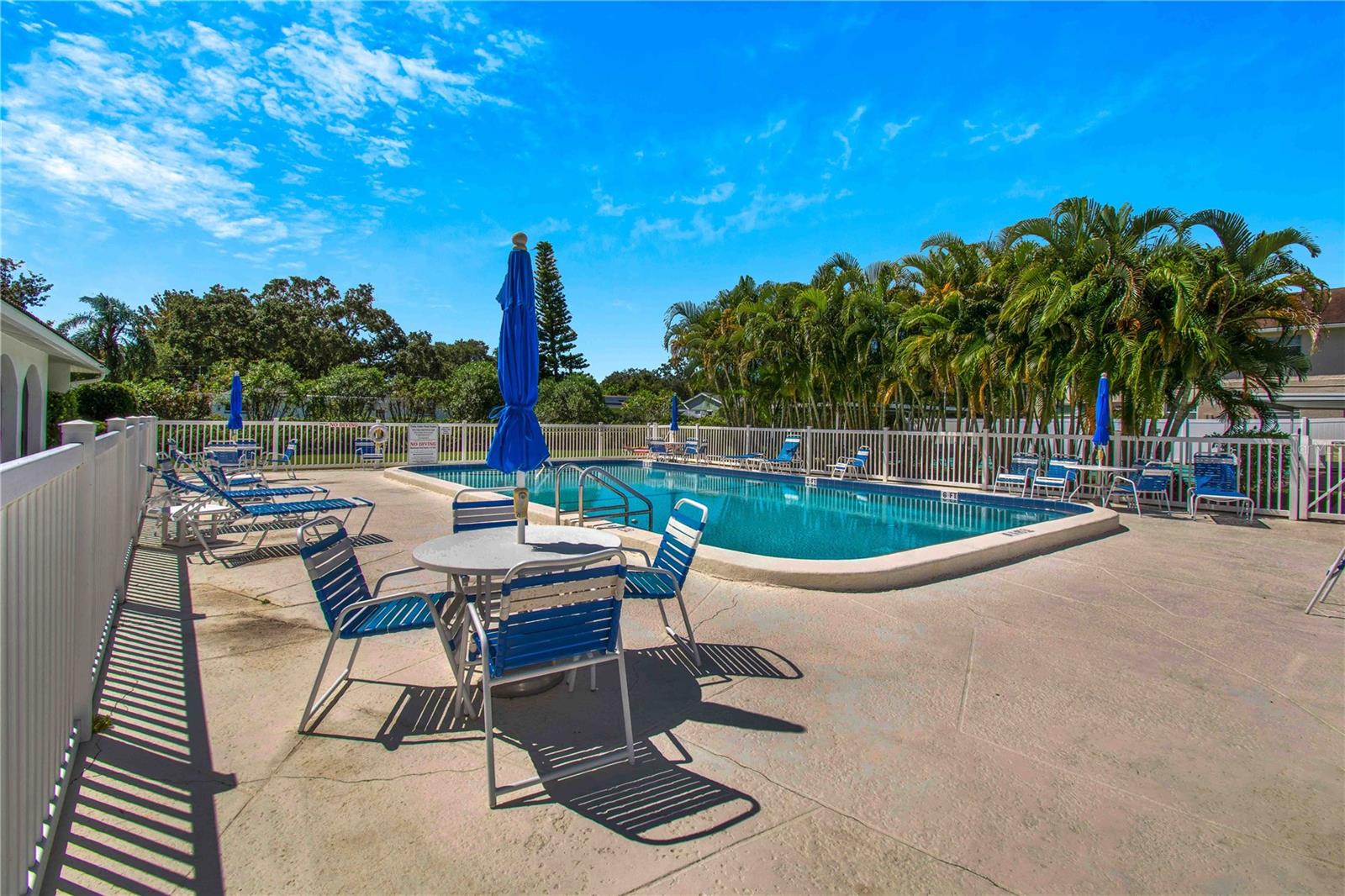 TWIN OAKS APTS - Residential