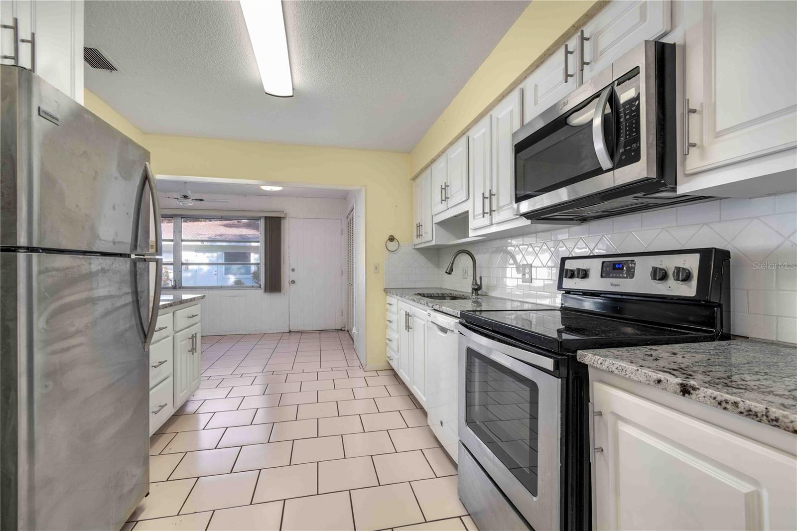 TWIN OAKS APTS - Residential