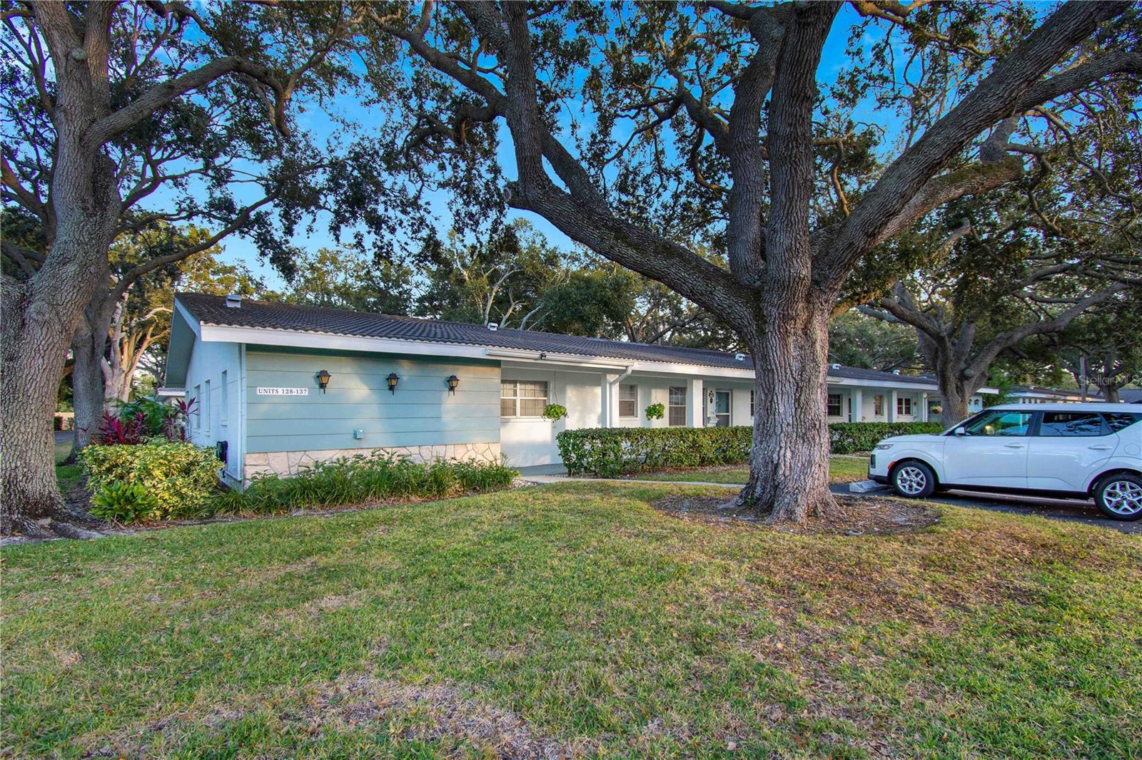 TWIN OAKS APTS - Residential