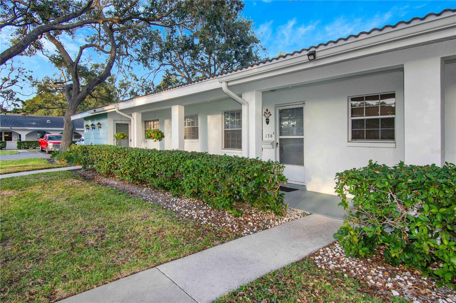 TWIN OAKS APTS - Residential