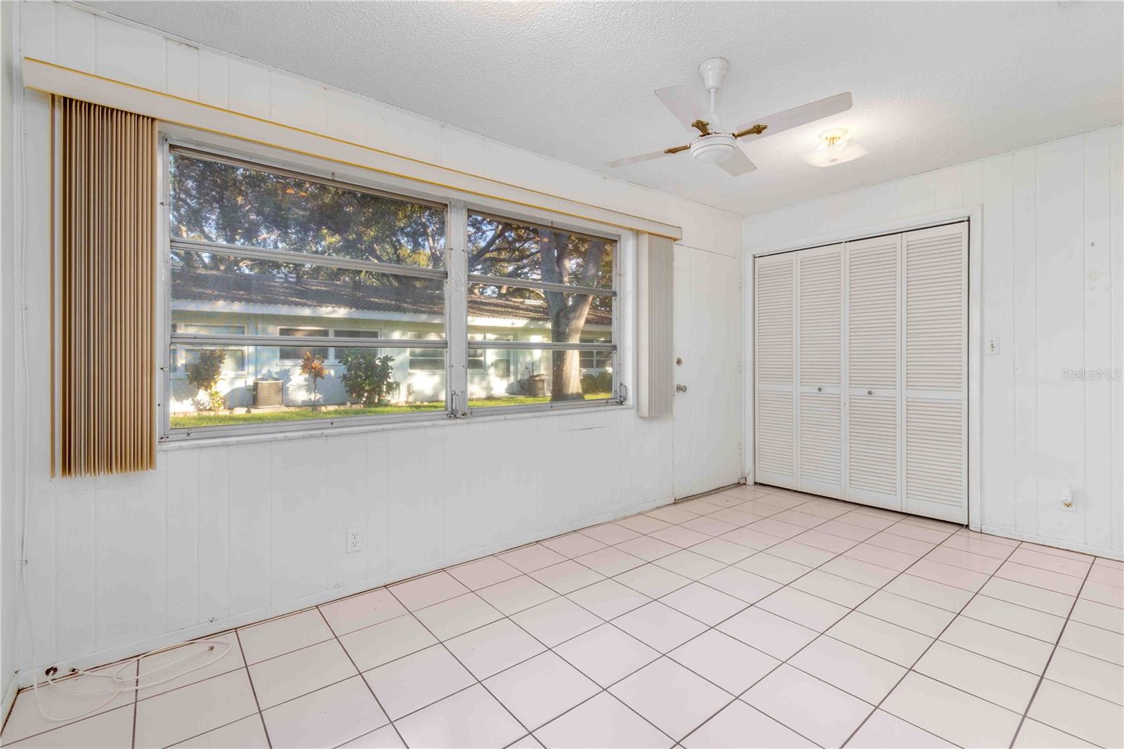 TWIN OAKS APTS - Residential