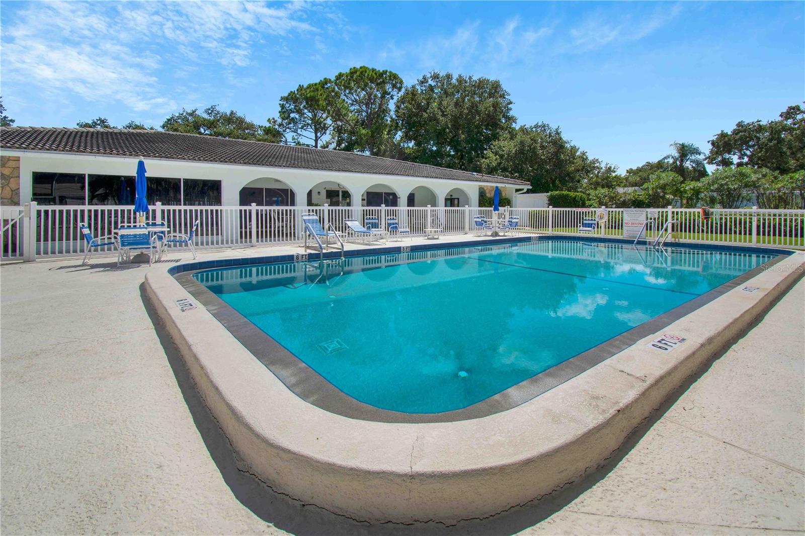 TWIN OAKS APTS - Residential