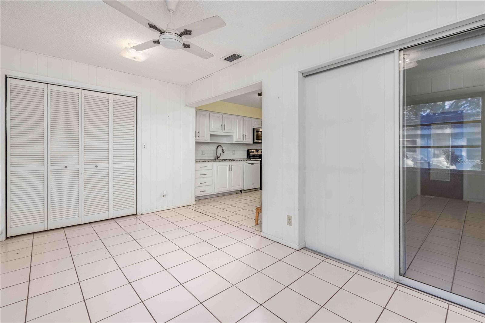 TWIN OAKS APTS - Residential