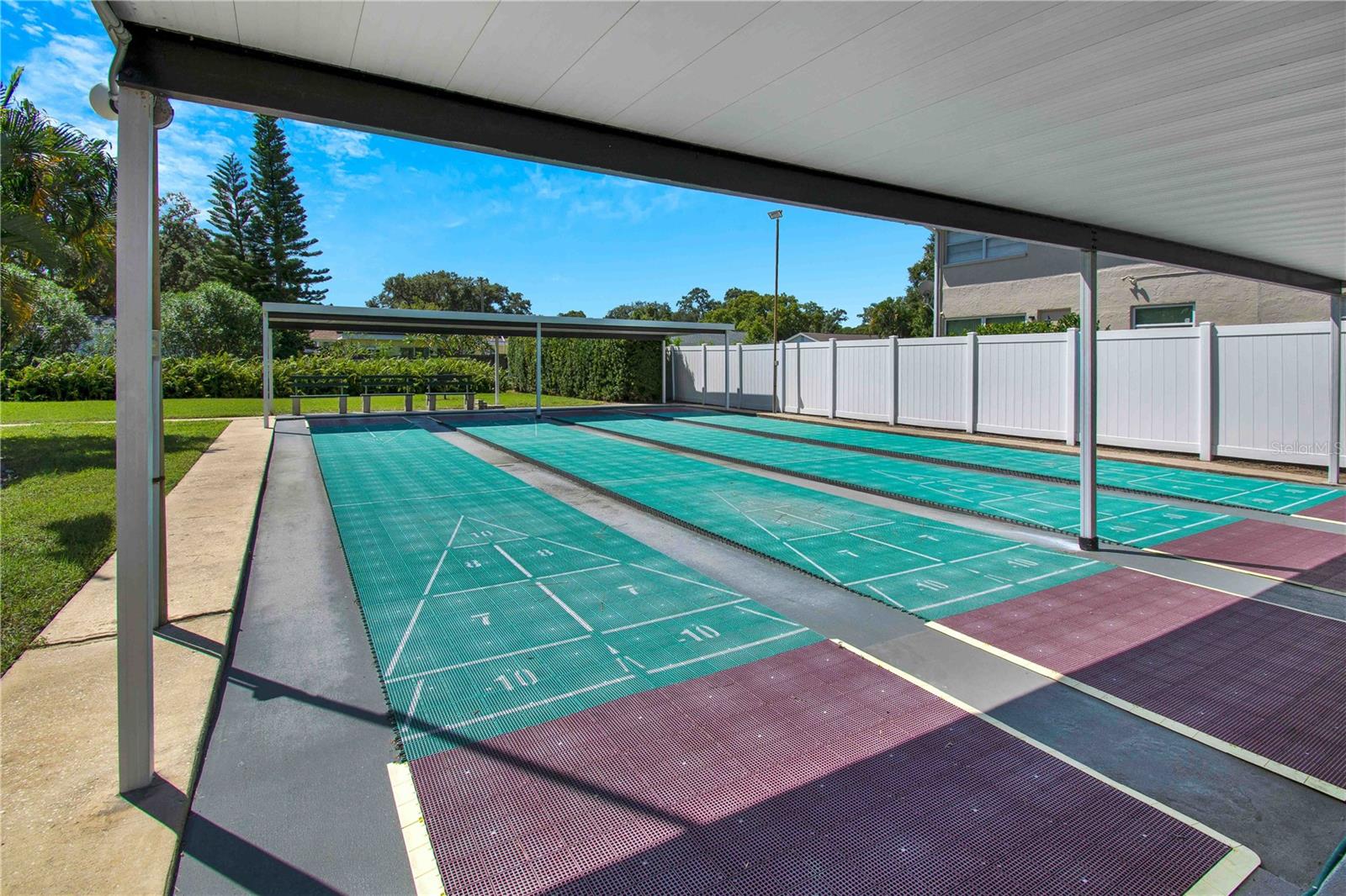 TWIN OAKS APTS - Residential