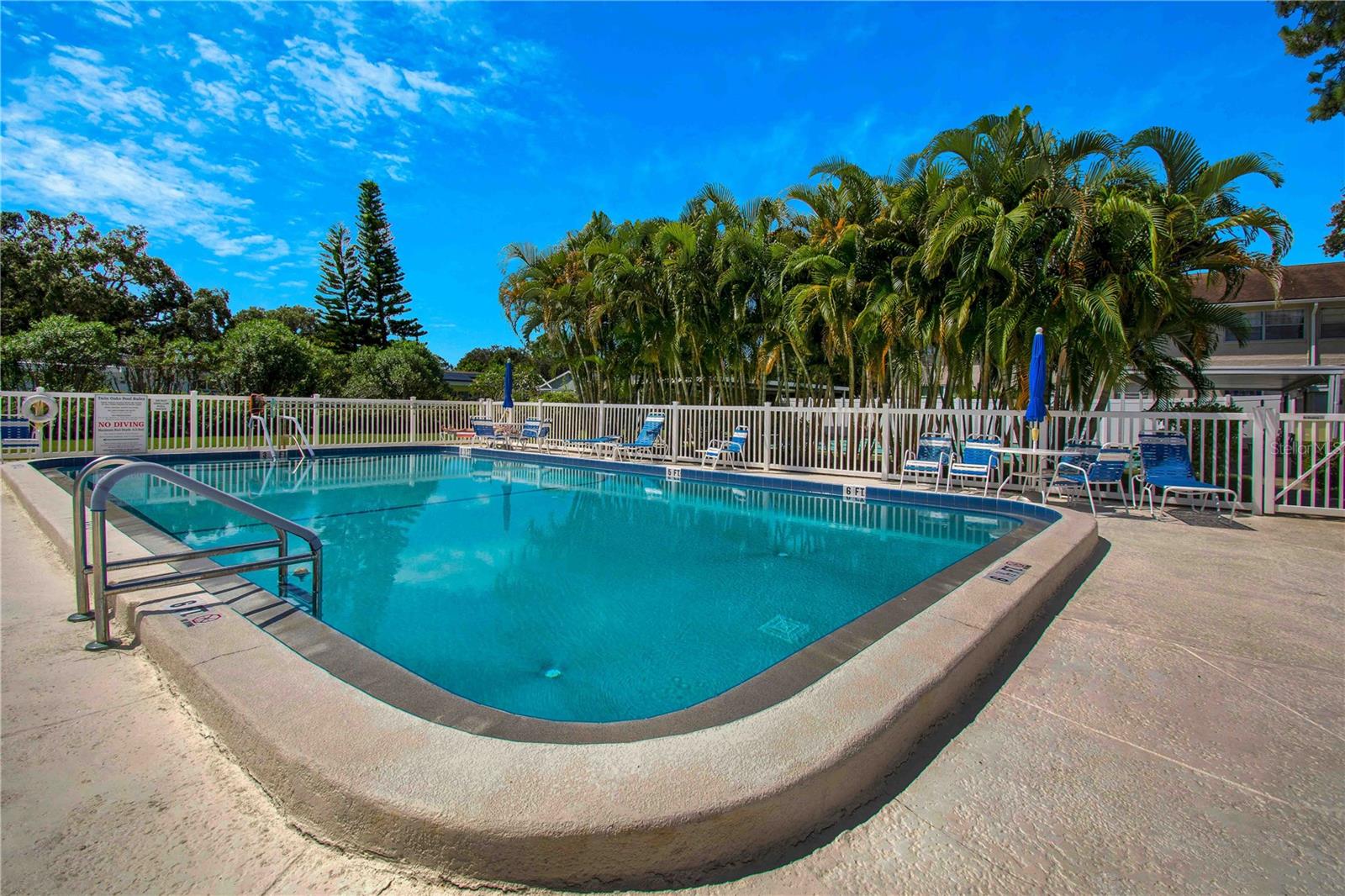 TWIN OAKS APTS - Residential