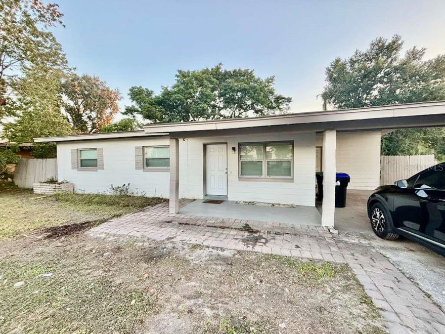 Located in Silver star Road, you’ll enjoy immediate access to I4 and Downtown Orlando, nearby shopping and dinning, and commercial area.
The home is great 3 bedrooms and 2 bathrooms, providing comfortable layout with plenty of outdoor space to make it your own. Enjoy the freedom to park your trucks or  trailers in a spacious backyard, offering the flexibility to use and maximize the space to fit your needs. 

Se habla espanol
