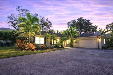 Photo of 810 S West Shore Boulevard, Tampa, FL 33609 (MLS # TB8462736)