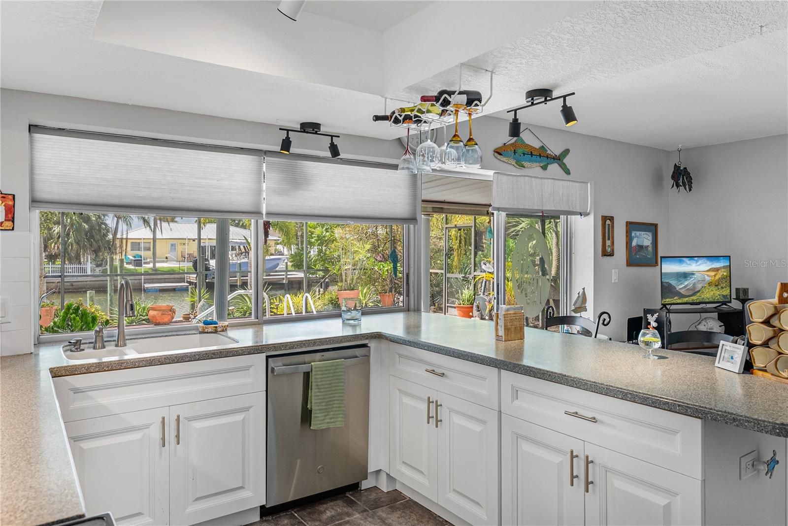 APOLLO BEACH UNIT 08 A RESUBDI - Residential