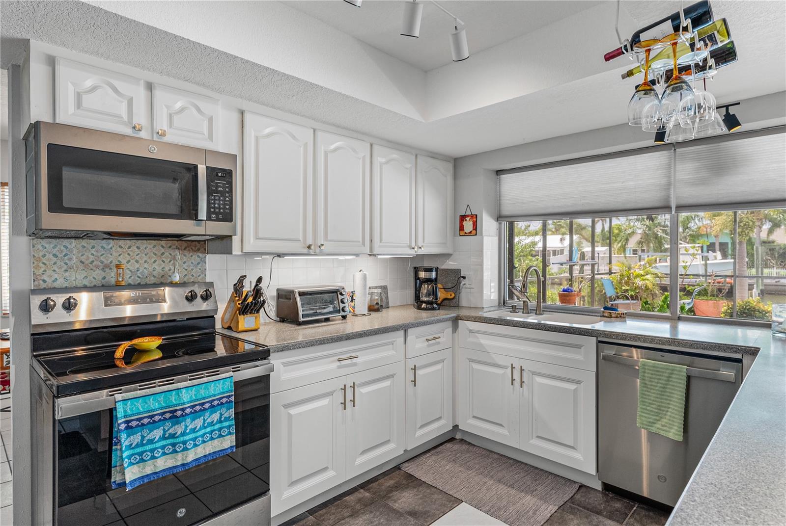 APOLLO BEACH UNIT 08 A RESUBDI - Residential