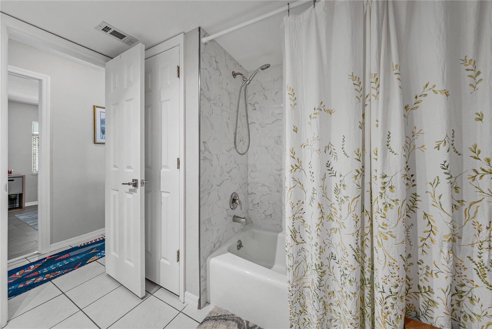 APOLLO BEACH UNIT 08 A RESUBDI - Residential