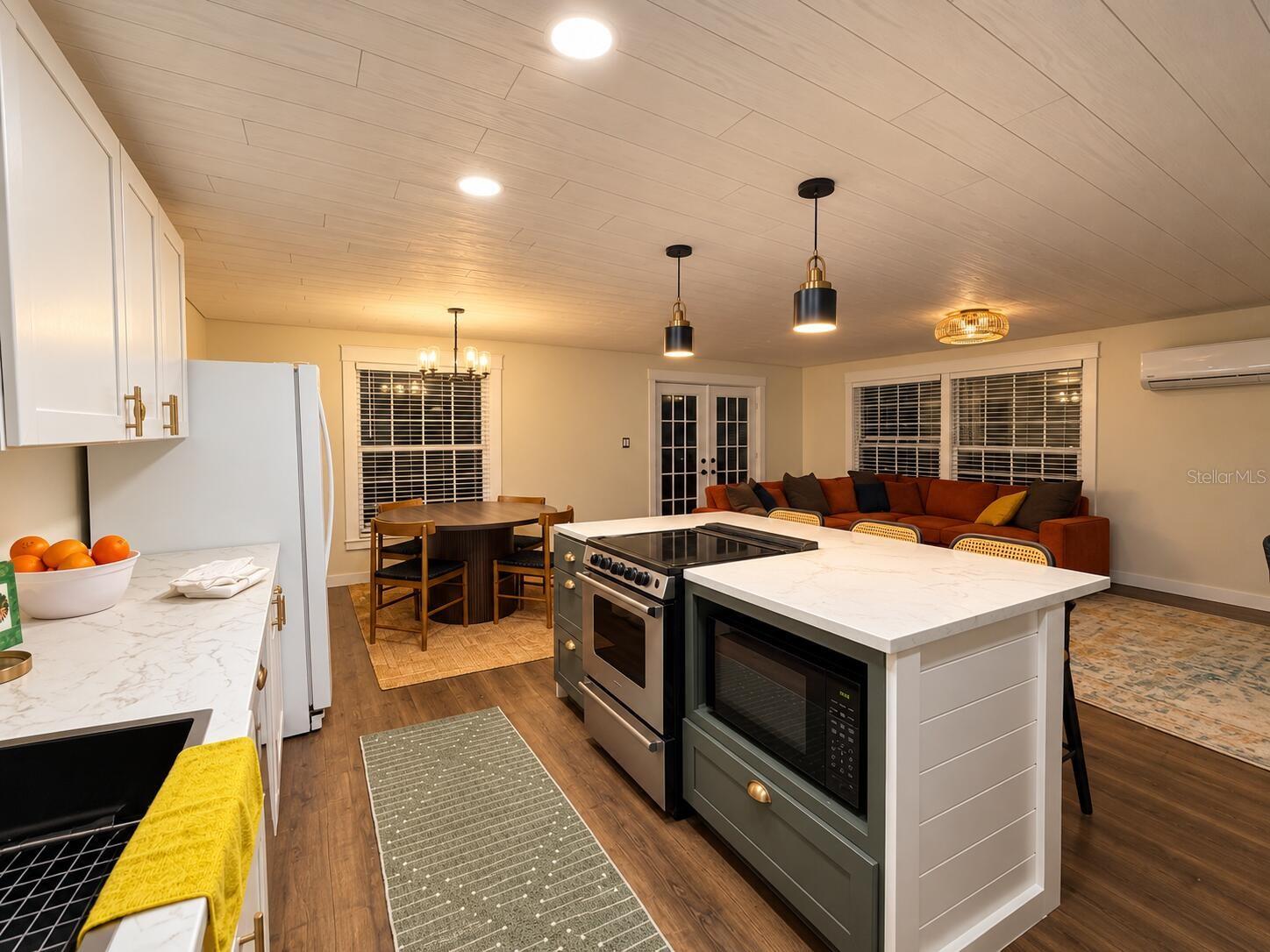 5221 POINCIANA CIRCLE