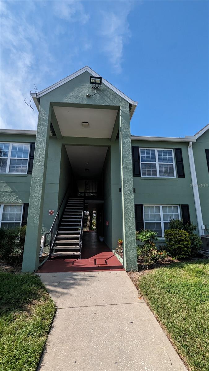 THIS A 1 FULL BEDROOM and 1.5 BATH with a den, 2nd FLOOR UNIT. LAMINATED flooring throughout the condo. Gated complex, beautifully landscaped & well maintained (property manager in-house as well as maintenance team), ample parking & walking trails. Granite countertops, SS appliances, and washer/dryer included. Community features: Gated entry, beautiful landscaping, Year-round heated pool, Spa, Picnic area with grills, Children's playground, fitness center, and a Cabana for private celebrations. CLOSE TO AIRPORT, MAJOR HIGHWAYS, and PUBLIC TRANSPORTATION: 408, 528, and the Orlando International Airport. AND MAIN ROADS (CURRY FORD, MICHIGAN, SEMORAN BLVD). PLENTY OF SHOPPING AREA: ALBY, PUBLIX, SEDANO'S, AND WAL-MART.