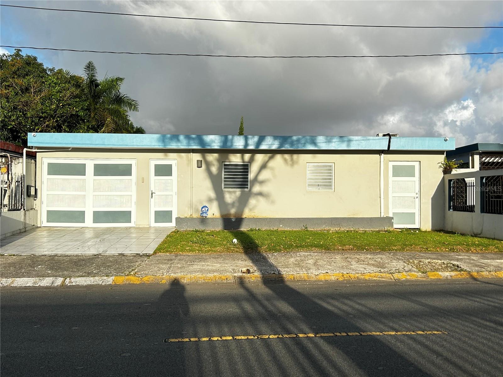 REMODELED HOUSE LOCATED IN VILLA CAROLINA COMMUNITY. 1.5 MILE FROM CARR 3. PROPERTY HAS 2 CAR GARAGE AND A GREAT PATIO FOR PETS AND PLAYGROUND.