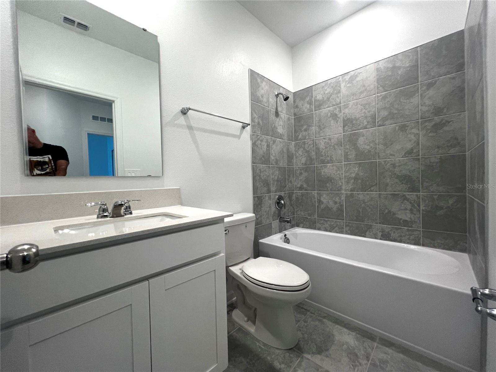 CHATEAU/ASTONIA - Residential Lease