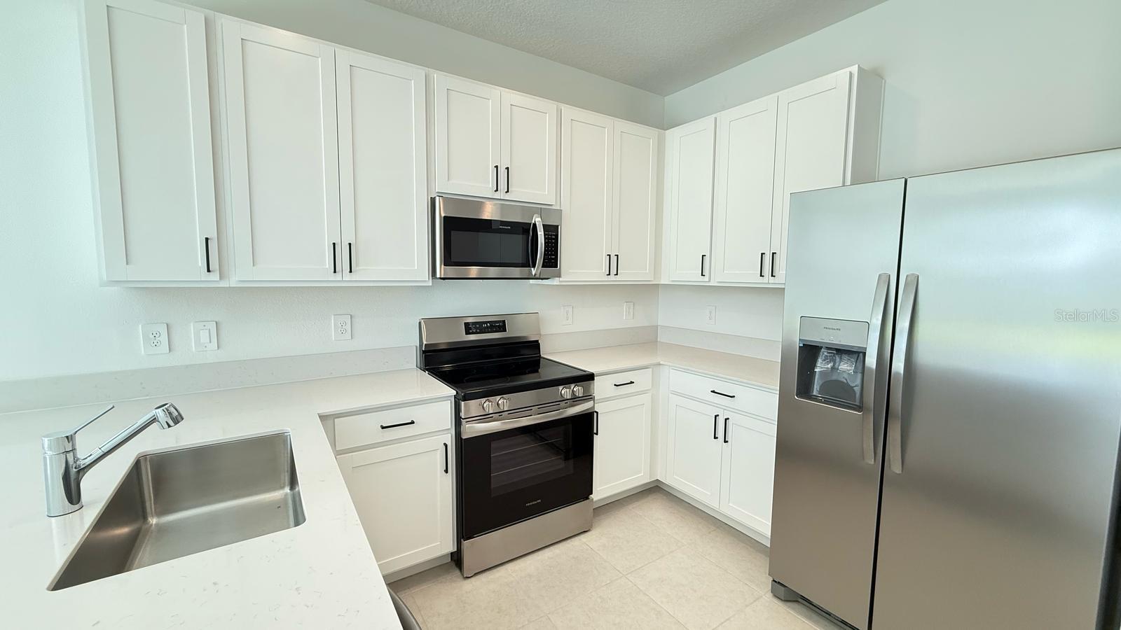 CHATEAU/ASTONIA - Residential Lease