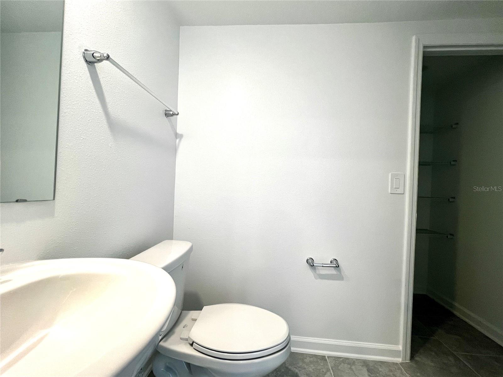 CHATEAU/ASTONIA - Residential Lease