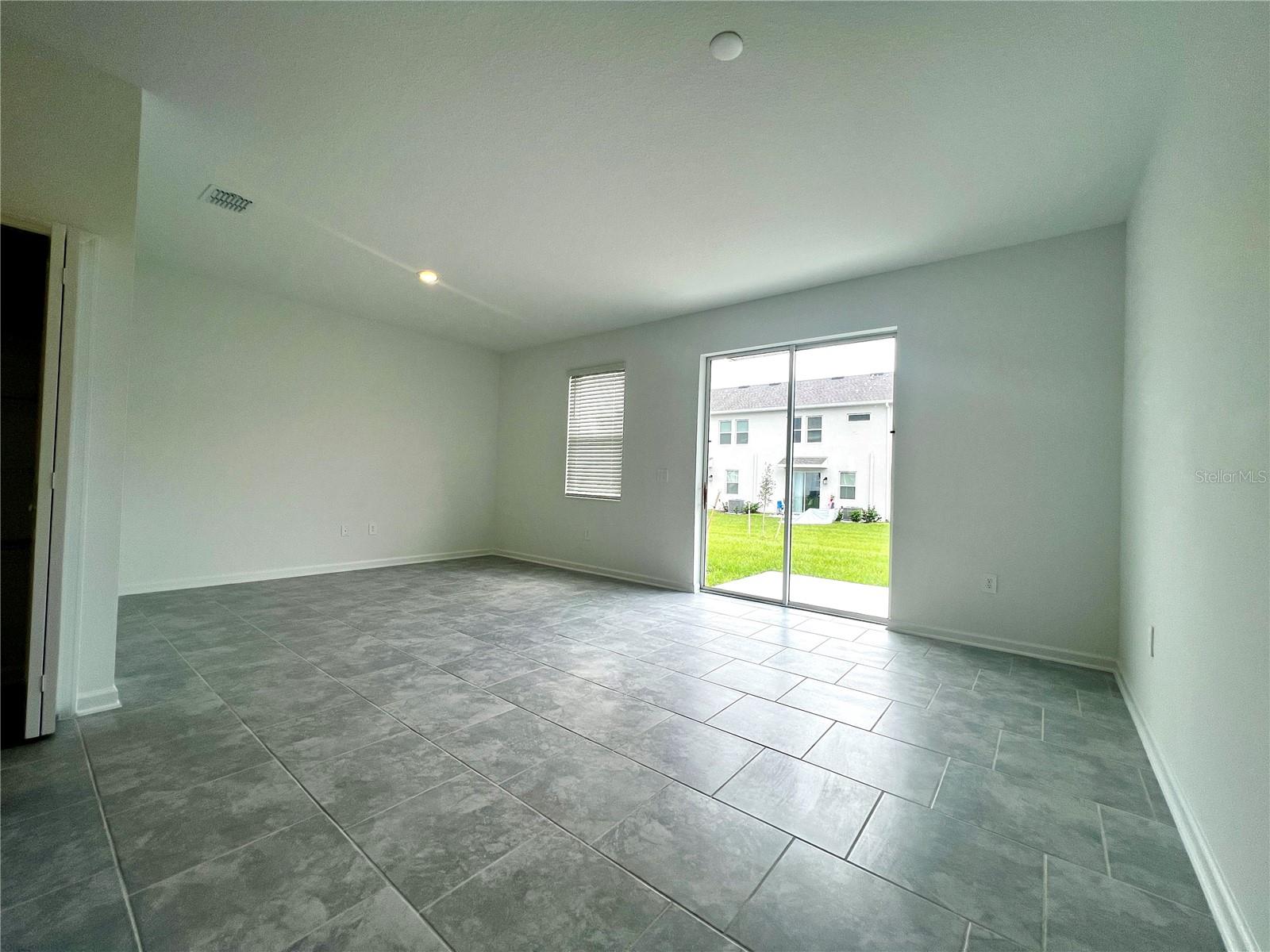 CHATEAU/ASTONIA - Residential Lease