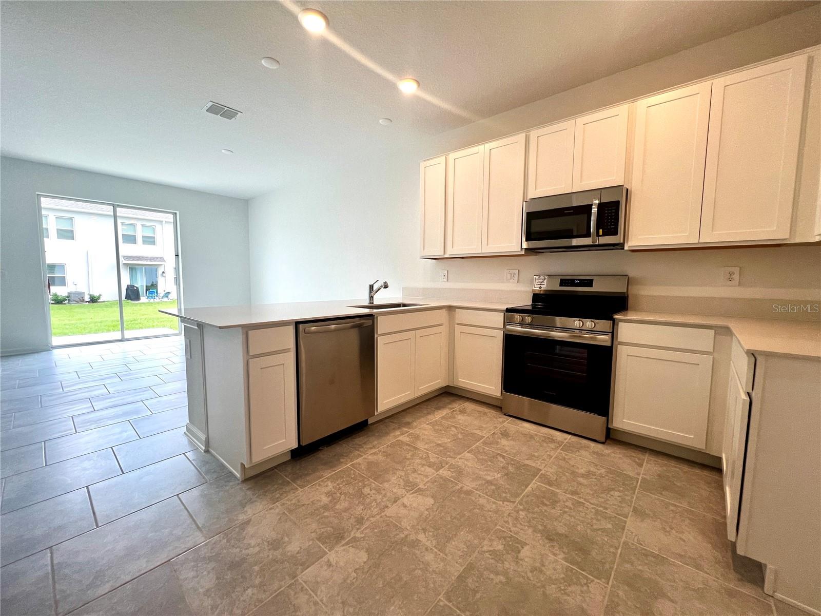 CHATEAU/ASTONIA - Residential Lease