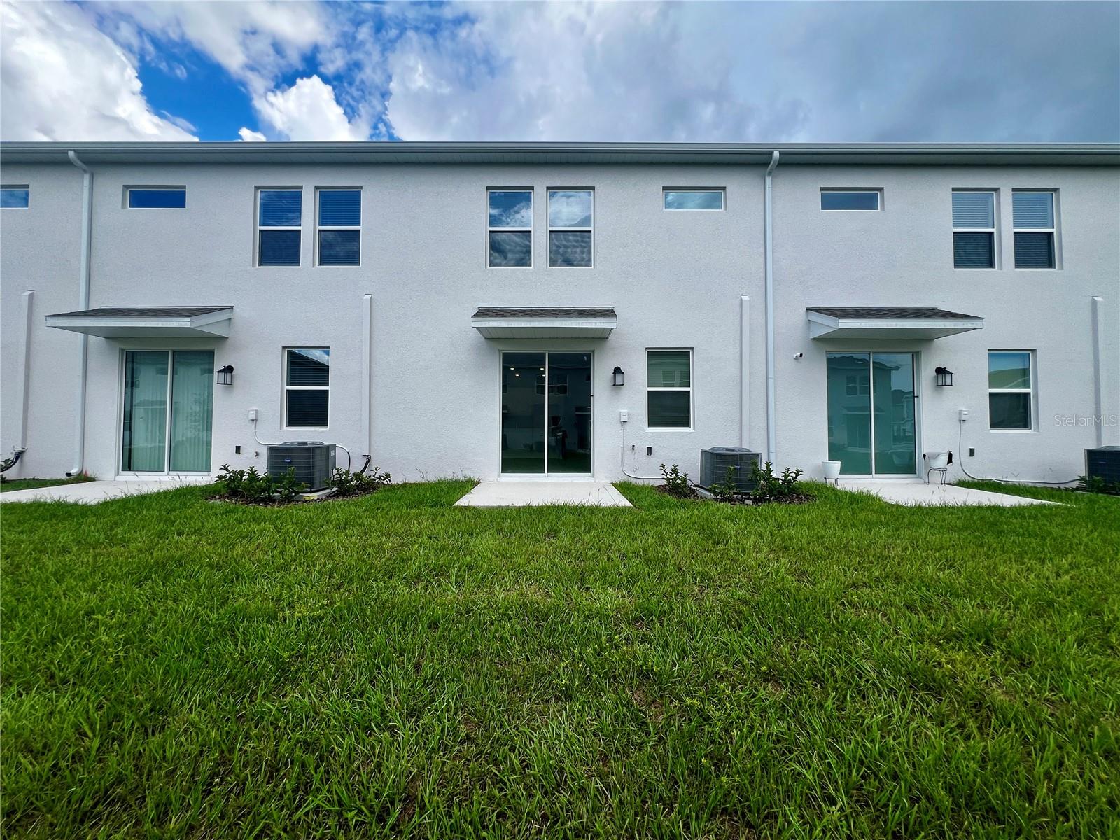 CHATEAU/ASTONIA - Residential Lease