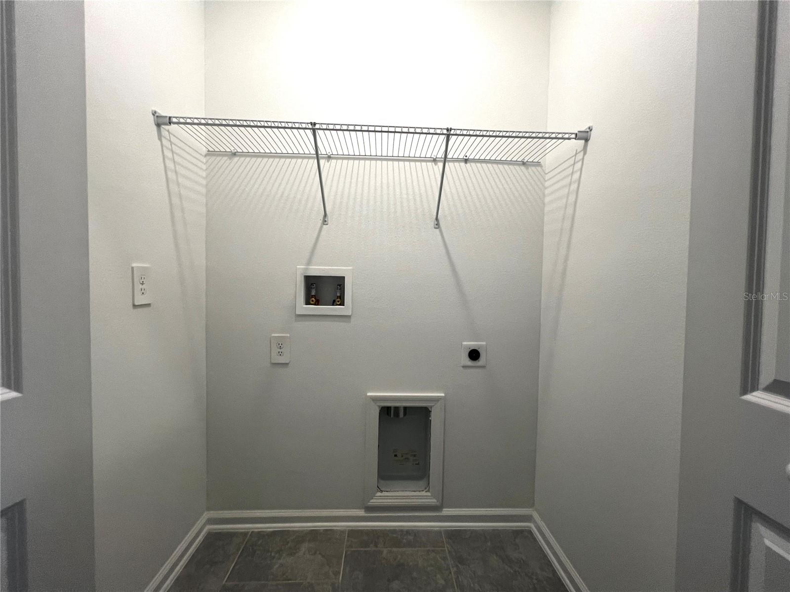 CHATEAU/ASTONIA - Residential Lease