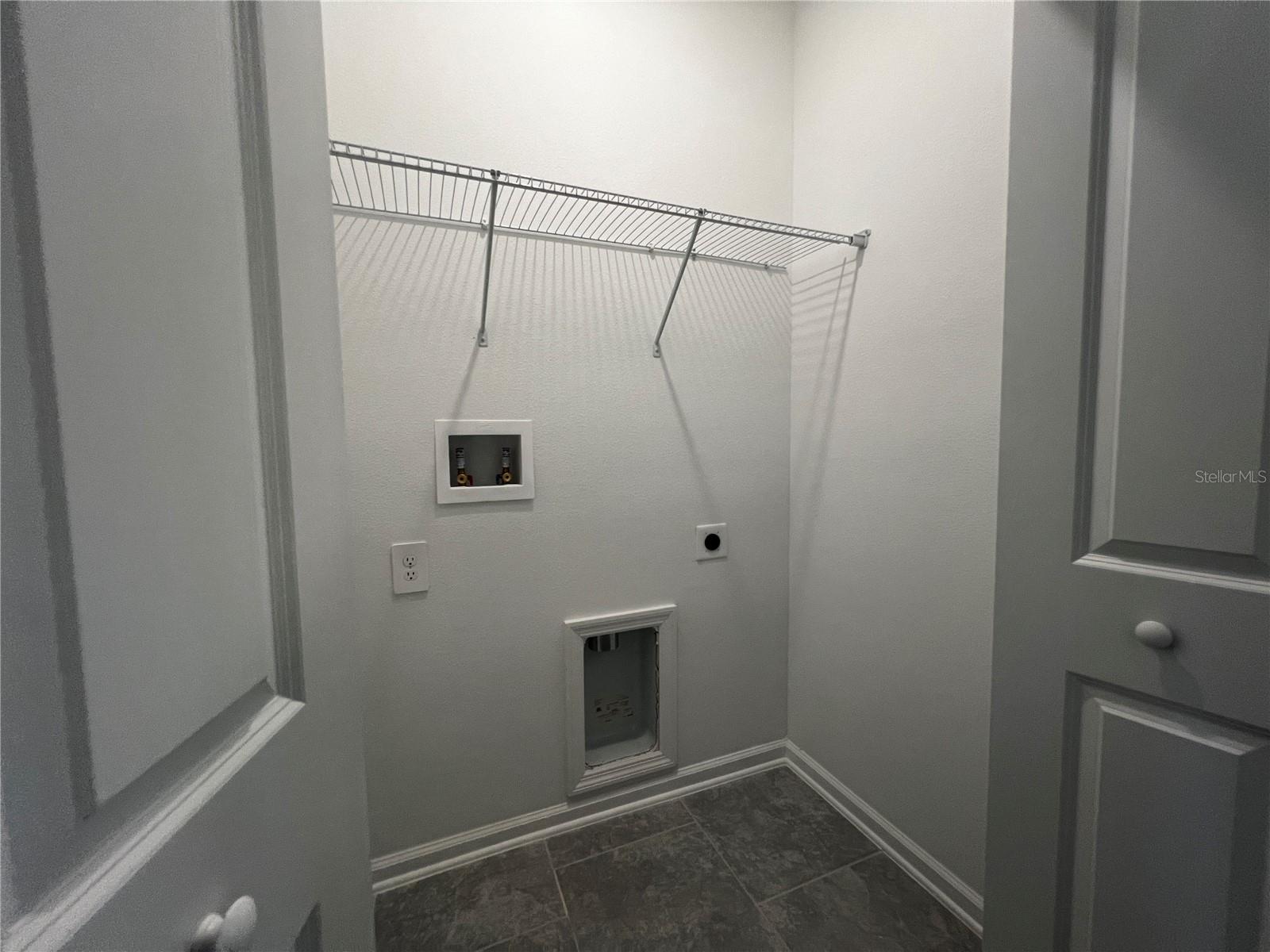 CHATEAU/ASTONIA - Residential Lease