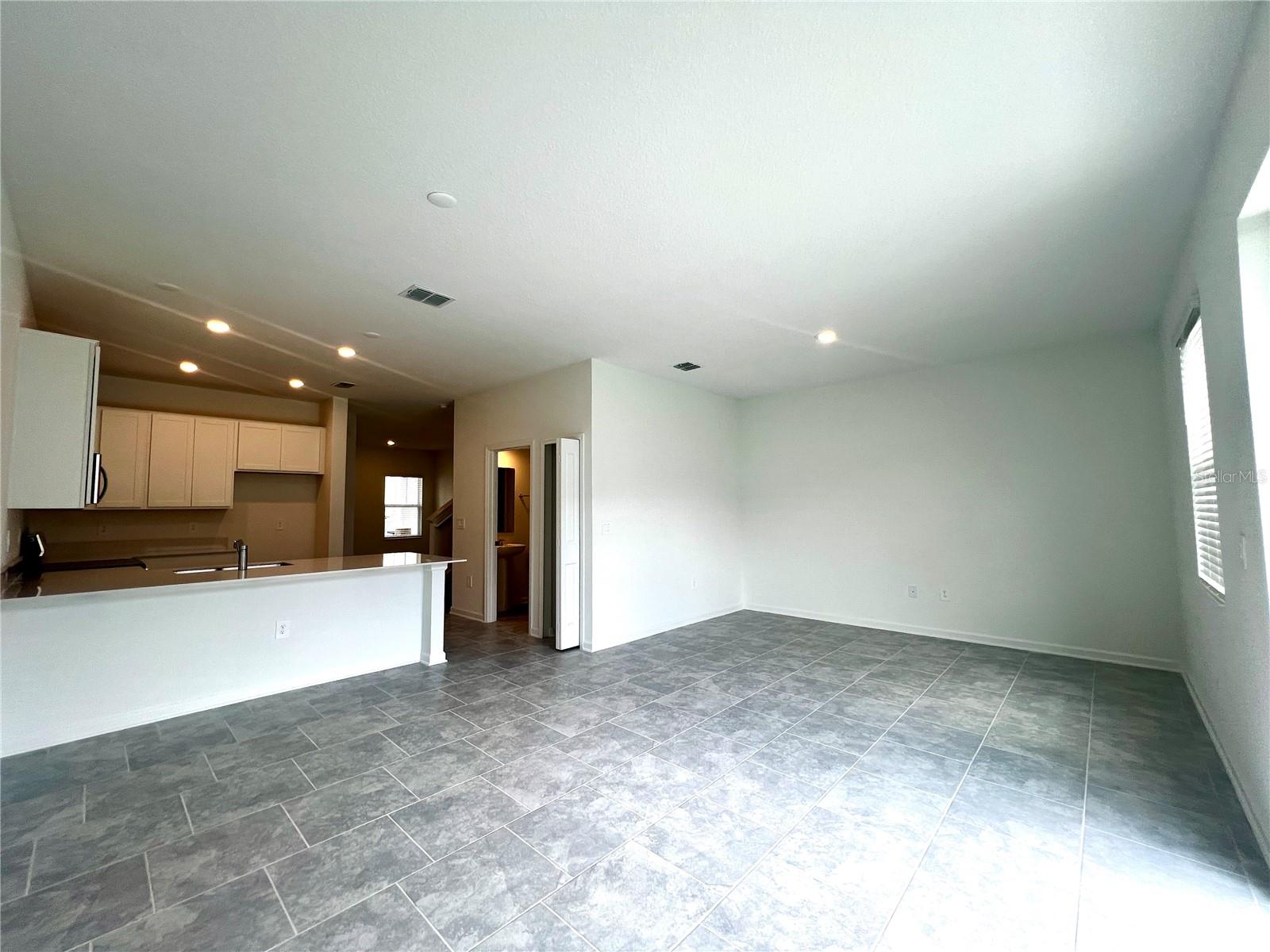 CHATEAU/ASTONIA - Residential Lease