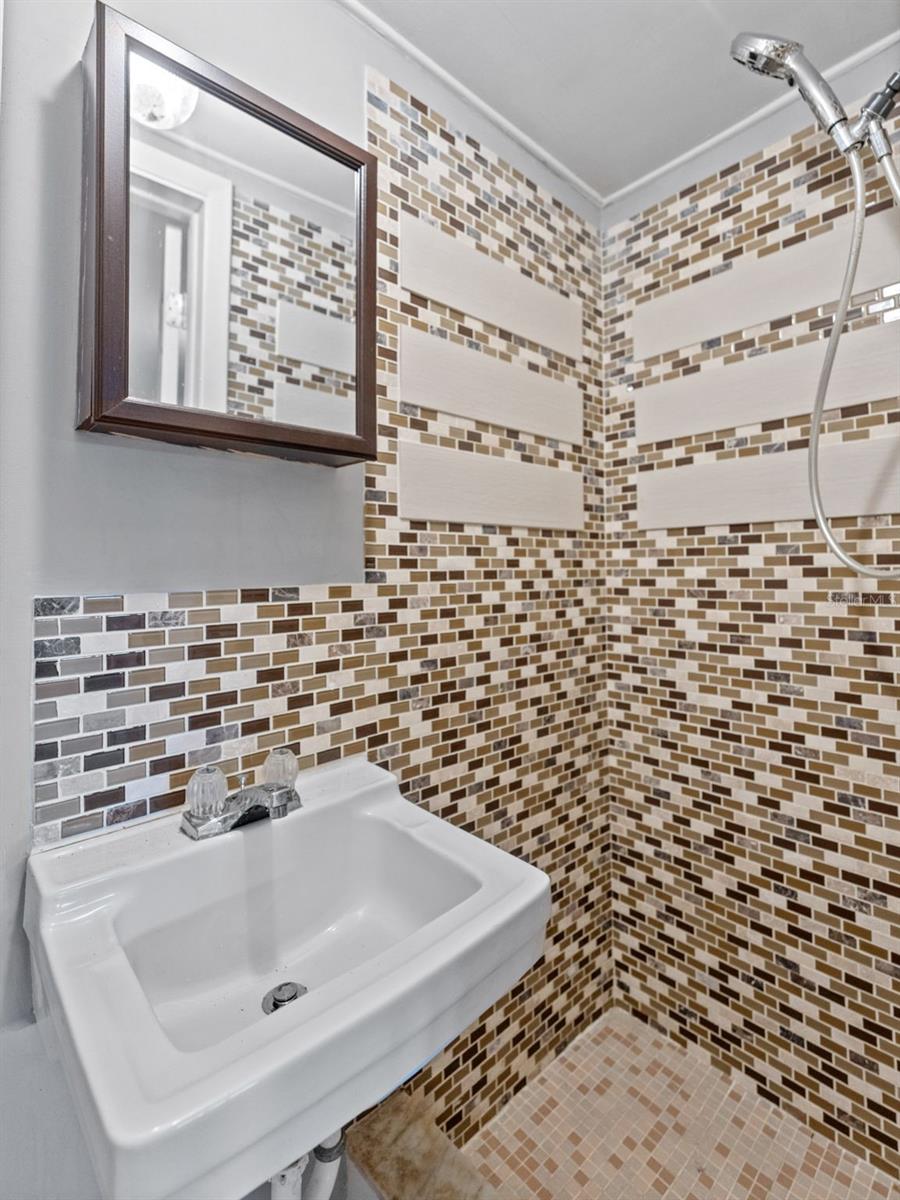 COLONIAL HILLS - Residential