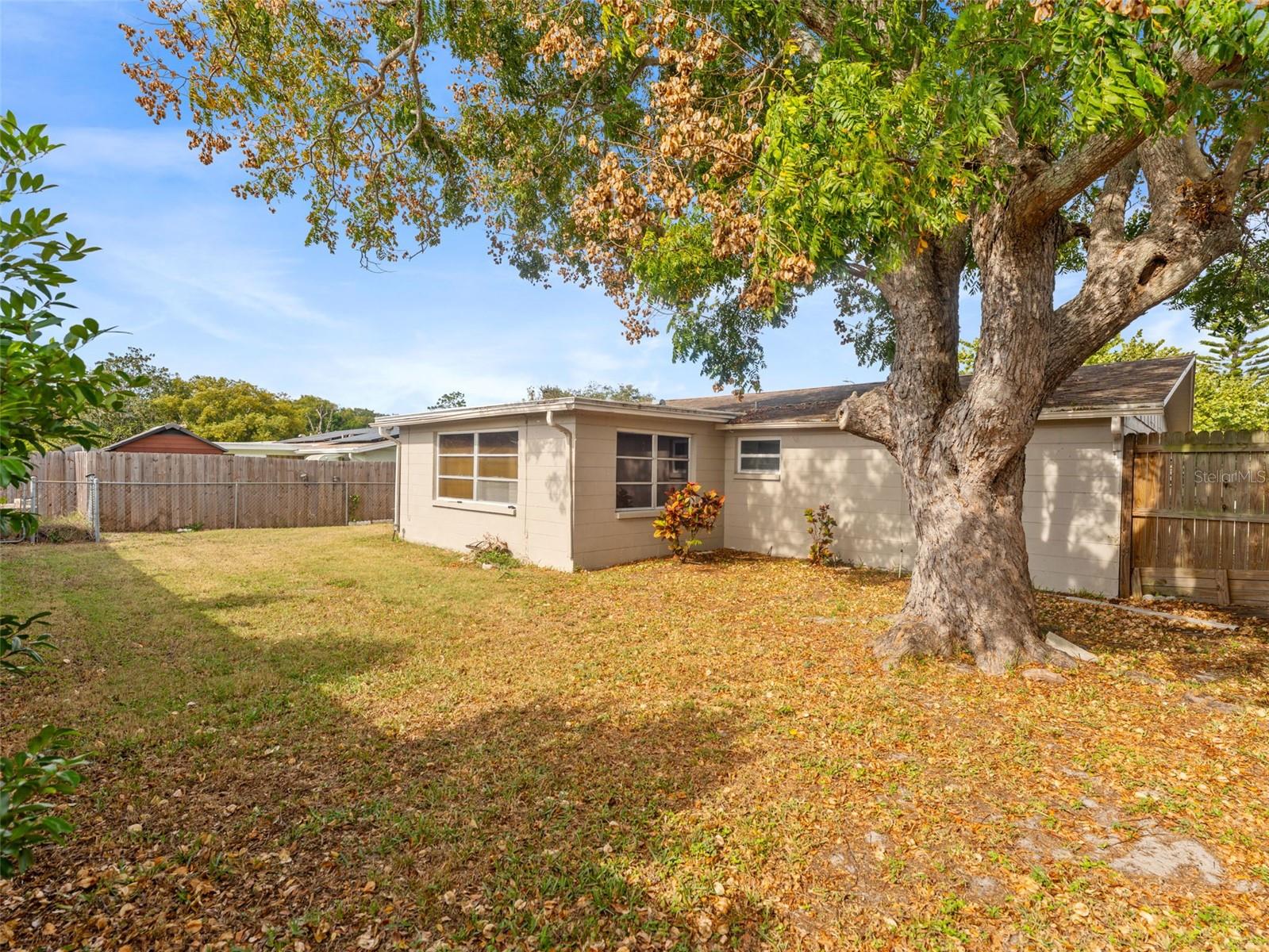 COLONIAL HILLS - Residential