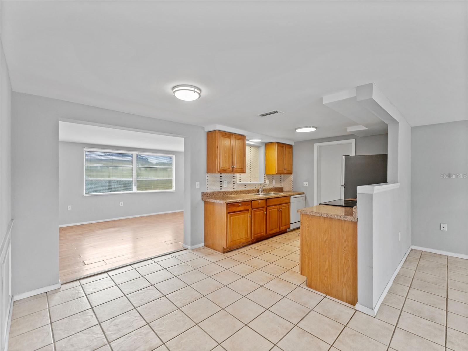 COLONIAL HILLS - Residential