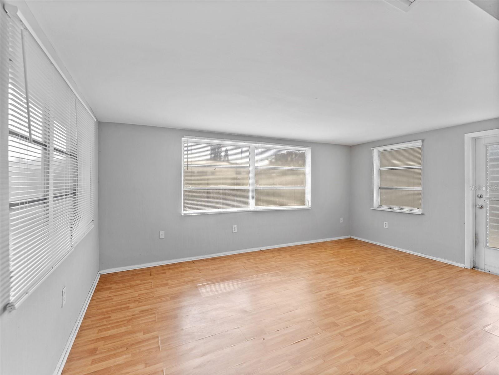 COLONIAL HILLS - Residential