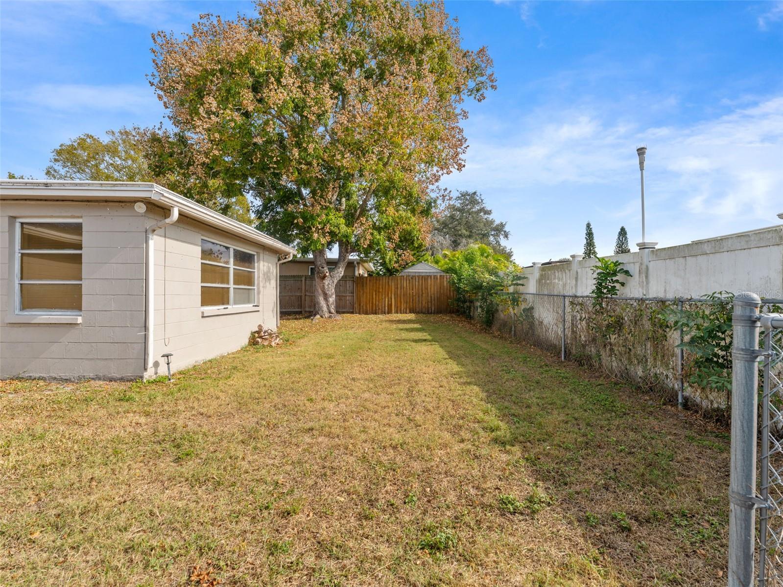 COLONIAL HILLS - Residential