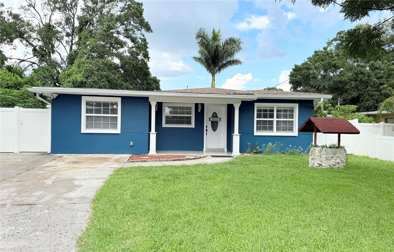 West Tampa Rental – 4BR/3BA + Bonus Room – Furnished or Unfurnished – Pet Friendly
Live in the heart of highly desirable West Tampa! This spacious 4-bedroom, 3-bathroom home with a bonus Florida room is available for immediate move-in. The open floor plan is perfect for entertaining and daily living, and the home has been freshly updated with a brand-new HVAC.
Offered fully furnished as shown in the photos or unfurnished to fit your needs. Enjoy a fenced backyard ideal for pets or outdoor relaxation, plus a large driveway that accommodates up to 4 cars. Washer and dryer included for convenience.
Pet-friendly (no aggressive breeds) and no smoking inside.
Prime location close to Downtown Tampa, Tampa International Airport, Raymond James Stadium, St. Joseph’s Hospital, The University of Tampa, shopping, dining, arts, and entertainment—with easy access to I-275 for quick commutes. Just minutes from the Hillsborough River and Gulf beaches.